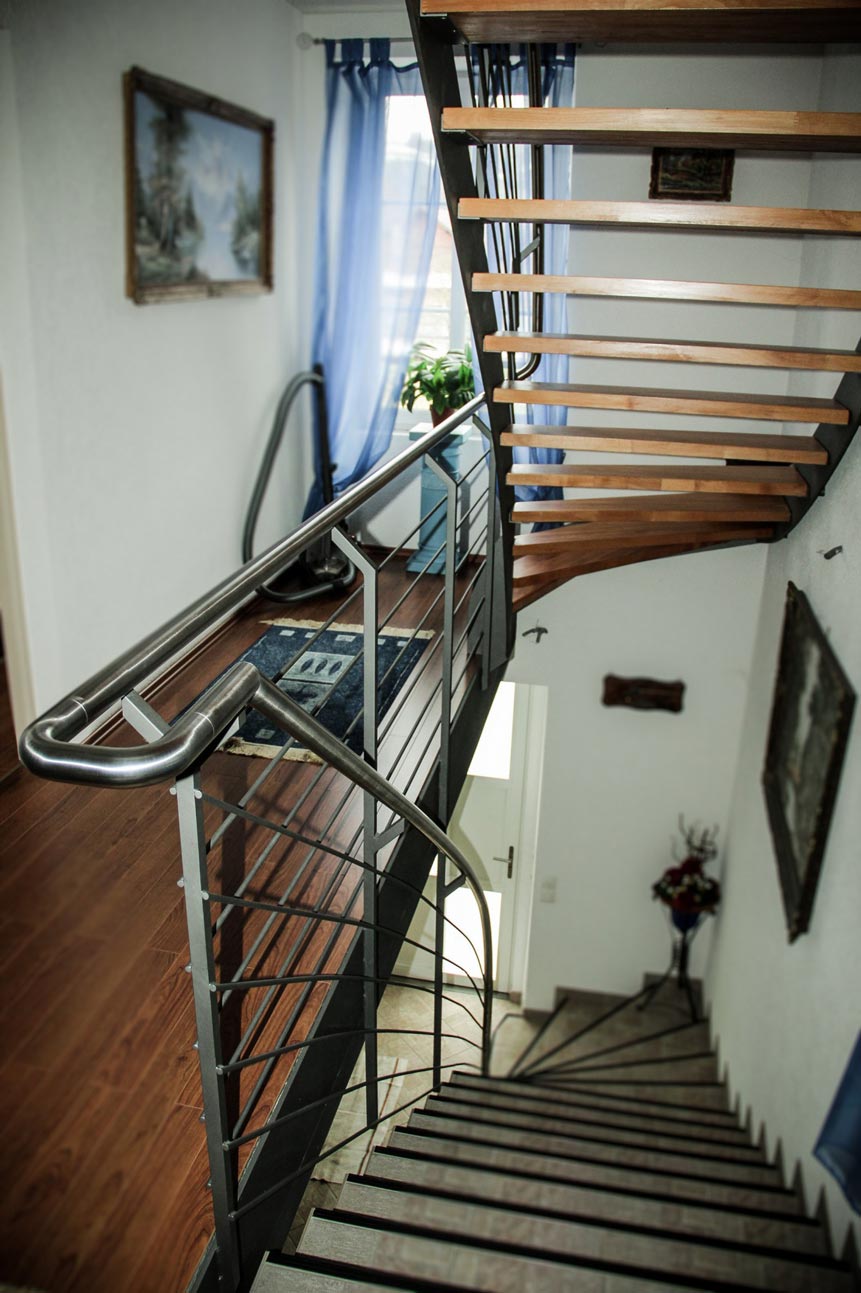 Escalier métallique avec balustrade